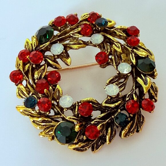 Vintage Christmas Wreath Brooch Pin Gold Tone Rhinestone Holiday Outfit Gift - Picture 5 of 15